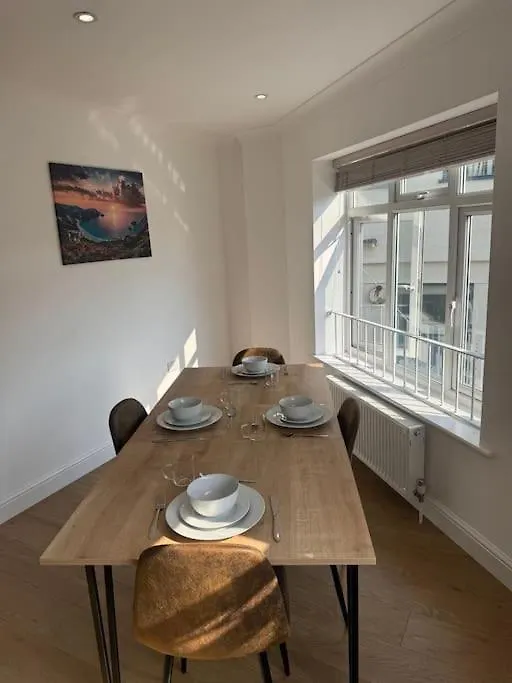 2 Bedroom, Parking, Hounslow St London Apartment
